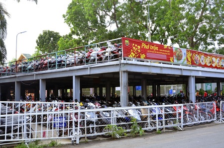 “Biển người” đổ về các khu vui chơi dịp lễ - 3 Các bãi xe cũng quá tải