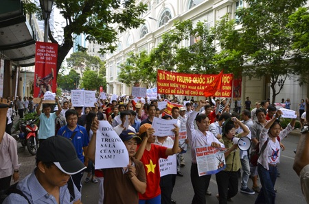 Người dân TPHCM tiếp tục diễu hành phản đối Trung Quốc - 7 Đoàn người diễu hành qua nhiều tuyến đường