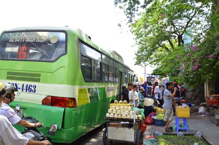 “Biển người” đổ về các khu vui chơi dịp lễ - 11 Bên ngoài xe buýt liên tục trả khách