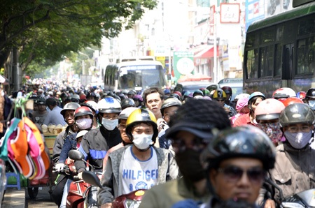 “Biển người” đổ về các khu vui chơi dịp lễ - 12 Các tuyến đường xung quanh kẹt cứng