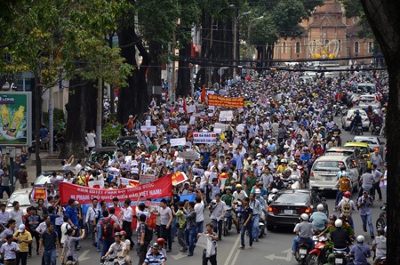 Người dân TPHCM tiếp tục diễu hành phản đối Trung Quốc - 9 Đoàn người kéo dài hàng trăm mét