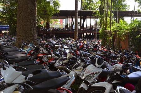 “Biển người” đổ về các khu vui chơi dịp lễ - 8 Mệt mỏi xếp hàng dài chờ gửi xe