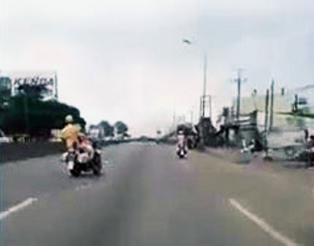 CSGT “đánh võng” là biện pháp nghiệp vụ? - 2 Những hình ảnh được cho rằng CSGT đánh võng trên đường (ảnh cắt từ clip đang phát tán trên mạng)