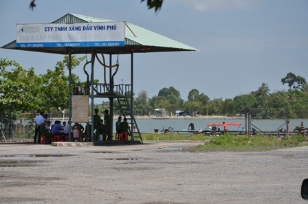 Chiếc tàu vẫn đang neo đậu gần khu vực cảng xăng dầu của Công ty TNHH xăng dầu Vĩnh Phú