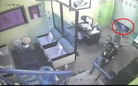 Trộm đột nhập nhà tiến sĩ tâm lý bị camera ghi hình - 2 Tên trộm đột nhập vào nhà tiến sĩ Sơn