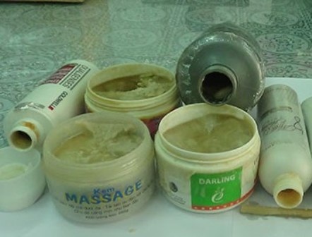 Phát hiện 3kg tiền chất ma túy đá ngụy trang trong mỹ phẩm - 2 Tiền chất Pseudoephedrine dùng để sản xuất ma túy đá được ngụy trang tinh vi