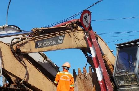 Xe quá khổ mắc kẹt trên cầu Tân Thuận - 2 Nhân viên Công ty MTV cầu phà TPHCM đã có mặt để cắt bỏ thanh sắt