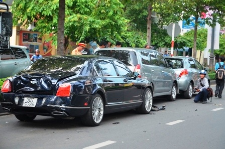 Các phương tiện bị móp méo, hư hỏng sau vụ tai nạn