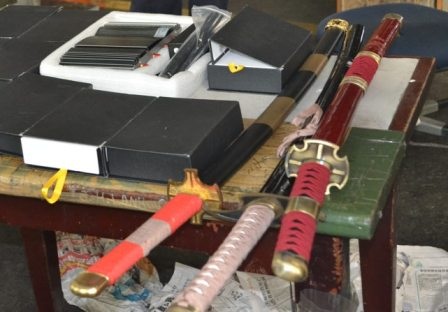 Bắt giữ lô hàng thiết bị phá sóng qua đường hàng không - 2 3 cây kiếm thuộc diện cấm nhập khẩu