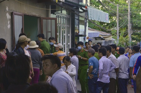 Phát hiện 2 thi thể nữ giới trong căn nhà khóa trái - 1 Công an huyện Bình Chánh có mặt để khám nghiệm hiện trường