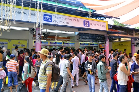 “Biển người” đổ về các khu vui chơi dịp lễ - 5 Tại Công viên Văn hóa Đầm Sen