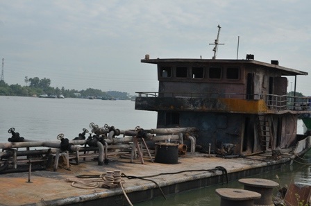 Thân tàu bị cháy rụi nhưng rất may 650m3 xăng A92 đã được bảo vệ an toàn