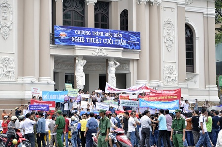 Người dân TPHCM tiếp tục diễu hành phản đối Trung Quốc - 20 Đến 10h, đoàn người tập trung về lại Quảng trường Nhà hát lớn TP và giải tán