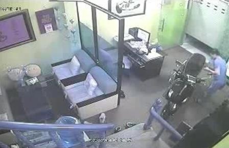 Trộm đột nhập nhà tiến sĩ tâm lý bị camera ghi hình - 3 Mở cốp xe để bỏ các tài sản trộm được vào trong (ảnh cắt từ clip)