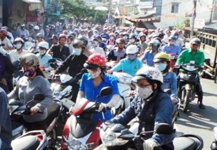 Xe quá khổ mắc kẹt trên cầu Tân Thuận - 3 Giao thông qua khu vực bị ùn tắc nghiêm trọng