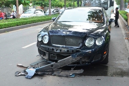 Chiếc xe siêu sang dòng Bentley bị hư hỏng phần đầu