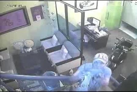 Trộm đột nhập nhà tiến sĩ tâm lý bị camera ghi hình - 4 Dùng áo bịt camera lại