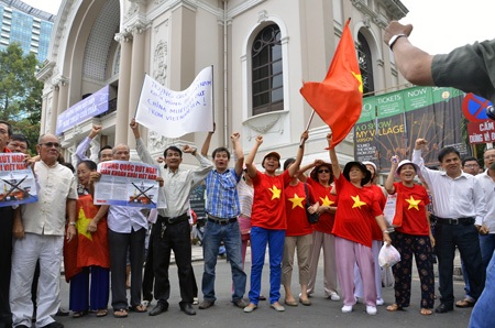Người dân TPHCM tiếp tục diễu hành phản đối Trung Quốc - 3 Băng rôn, cờ phản đối chính quyền Trung Quốc