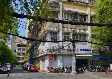 Rơi từ chung cư xuống đất, một phụ nữ tử vong - 2 Chung cư Điện Lực nơi xảy ra vụ việc.