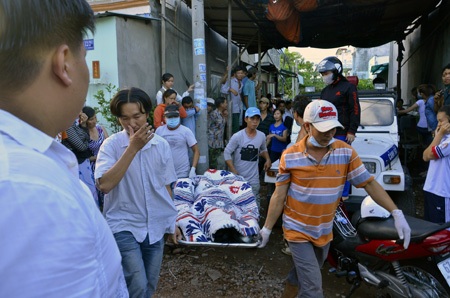 Phát hiện 2 thi thể nữ giới trong căn nhà khóa trái - 2 Sau hơn 3h khám nghiệm hiện trường, thi thể nạn nhân đã được chuyển đi