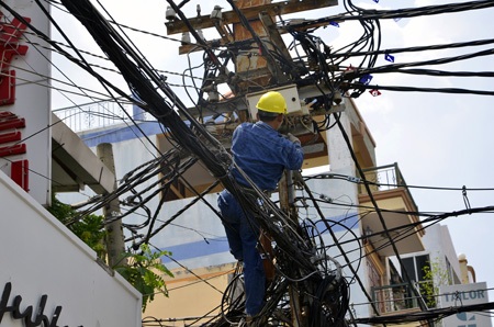 Nhân viên điện lực cũng có mặt để cắt điện