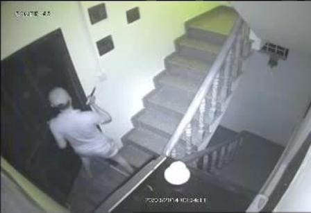 Trộm đột nhập nhà tiến sĩ tâm lý bị camera ghi hình - 6 Tên trộm luôn cầm theo con dao khi đột nhập vào phòng gia chủ