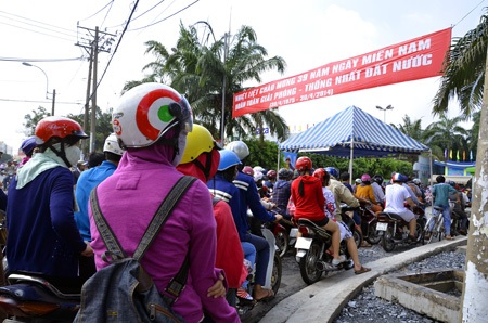 “Biển người” đổ về các khu vui chơi dịp lễ - 7 Mệt mỏi xếp hàng dài chờ gửi xe
