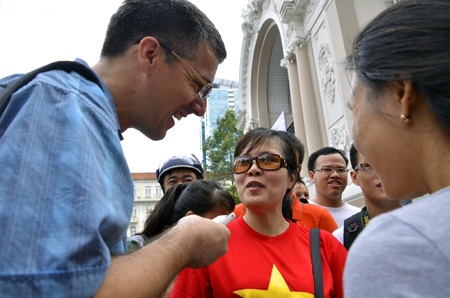 PV nước ngoài phỏng vấn người dân tham gia biểu tình