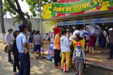 Bên trong Đầm Sen chật kín người 