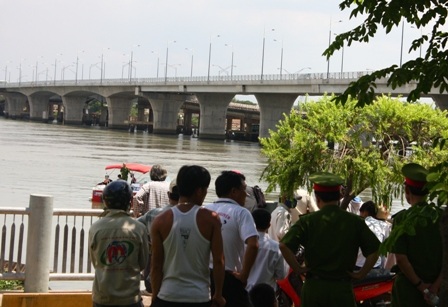 Đang đi bộ, nam thanh niên nhảy xuống sông mất tích