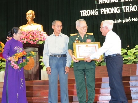 Những con người dung dị mà cao cả! - 2 Một nhân vật trong số 114 gương mặt được vinh danh tại buổi giao lưu (Ảnh: Ph.Thọ)