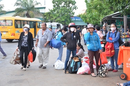 Mệt mỏi sau chuyến đi dài nên một hành khách phải ăn tạm ổ bánh mì