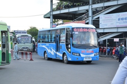 Xe khách từ các tỉnh liên tục cập bến