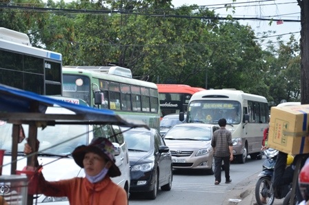 Đường Đinh Bộ Lĩnh bị ùn xe