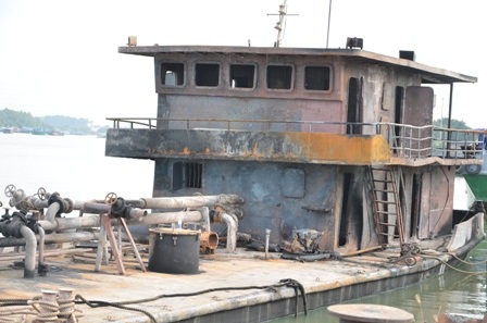 Toàn bộ phần cabin tàu bị thiêu rụi.