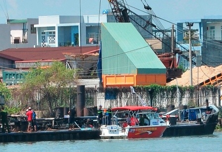 Lực lượng chức năng khám nghiệm hiện trường vụ cháy tàu Sông Tiền 26