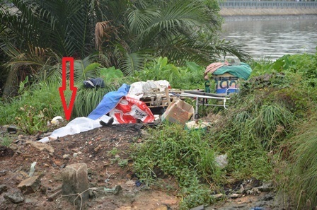 Thi thể trôi sông được đưa lên bờ