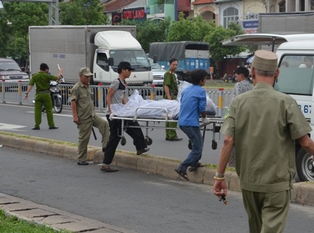 Xác nạn nhân được chuyển đi