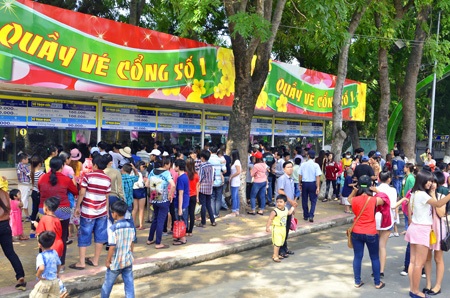 “Biển người” đổ về các khu vui chơi dịp lễ - 1 Người dân đổ về các khu vui chơi trong sáng 1/5