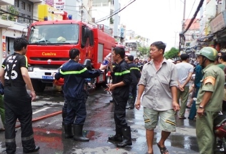 Lực lượng chữa cháy quận 8 có mặt để dập lửa