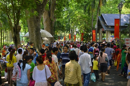 “Biển người” đổ về các khu vui chơi dịp lễ - 2 Người dân đổ về các khu vui chơi trong sáng 1/5