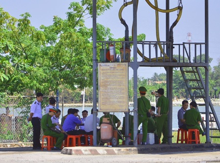 Vụ cháy nổ tàu chở dầu: 2 người tử nạn là ai? - 5 Công an có mặt lấy lời khai các nhân chứng