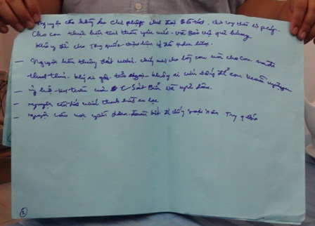 Biểu biểu ngữ viết tay phản đối Trung Quốc của bà Mai