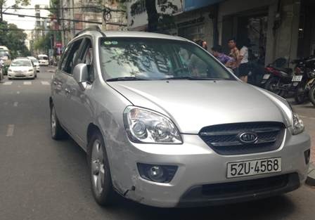 Chiếc ô tô gây tai nạn bị người dân chặn lại cách hiện trường gần 200 mét