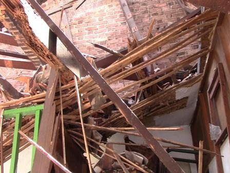 Hàng chục người kịp tháo chạy trước khi mái nhà đổ sập - 2 Hiện trường vụ sập mái nhà ở trung tâm TPHCM