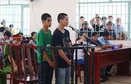 Hai bị cáo lợi dụng gây rối để trộm tài sản của doanh nghiệp bị đưa ra xét xử