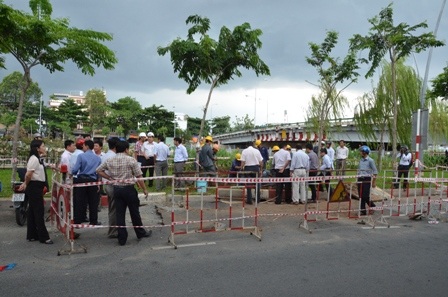 Các đơn vị liên quan có mặt tại hiện trường vụ nổ mặt đường Hoàng Sa trong chiều 18/6