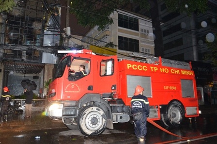 Lực lượng chữa cháy quận 3 có mặt tại hiện trường