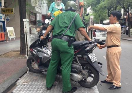 Đưa các phương tiện bị hư hỏng về trụ sở