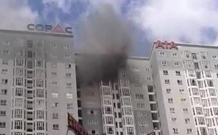 Cháy chung cư Co Pac Square, hàng trăm người dân tháo chạy - 2 Hiện trường vụ cháy chung cư Co Pac Square vào sáng 23/6